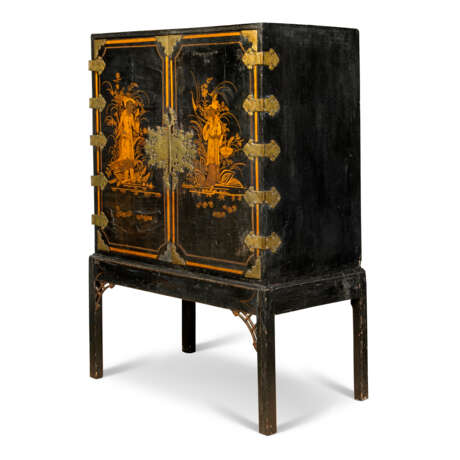 A GEORGE II BLACK AND GILT-JAPANNED CABINET-ON-STAND - Foto 3