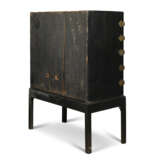 A GEORGE II BLACK AND GILT-JAPANNED CABINET-ON-STAND - Foto 4