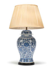 A CHINESE BLUE AND WHITE PORCELAIN VASE TABLE LAMP