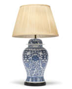 China. A CHINESE BLUE AND WHITE PORCELAIN VASE TABLE LAMP