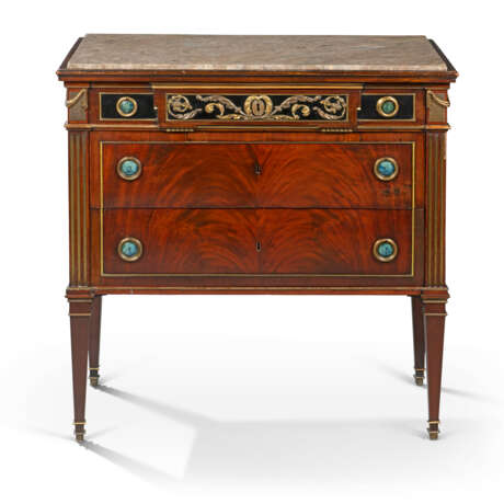 A SWEDISH BRASS-MOUNTED MAHOGANY COMMODE - фото 1