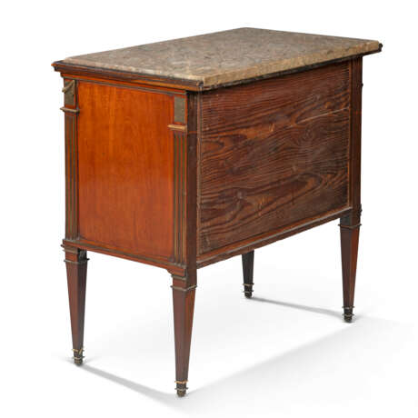 A SWEDISH BRASS-MOUNTED MAHOGANY COMMODE - Foto 2