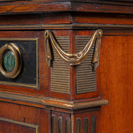 A SWEDISH BRASS-MOUNTED MAHOGANY COMMODE - фото 4