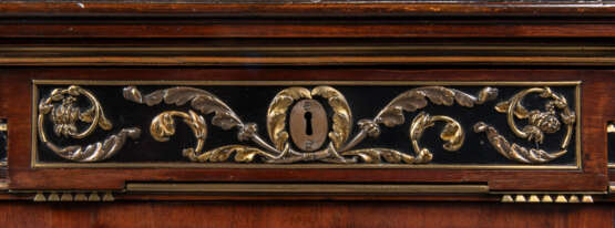 A SWEDISH BRASS-MOUNTED MAHOGANY COMMODE - фото 6