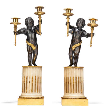 A PAIR OF FRENCH ORMOLU AND PATINATED-BRONZE AND WHITE MARBLE TWO-LIGHT CANDELABRA - Foto 1