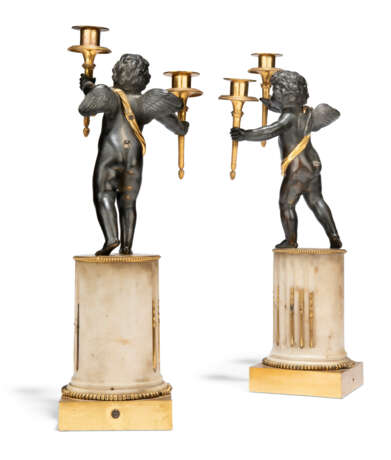 A PAIR OF FRENCH ORMOLU AND PATINATED-BRONZE AND WHITE MARBLE TWO-LIGHT CANDELABRA - Foto 2