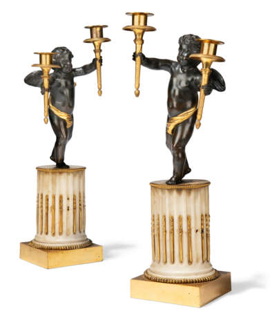 A PAIR OF FRENCH ORMOLU AND PATINATED-BRONZE AND WHITE MARBLE TWO-LIGHT CANDELABRA - Foto 3