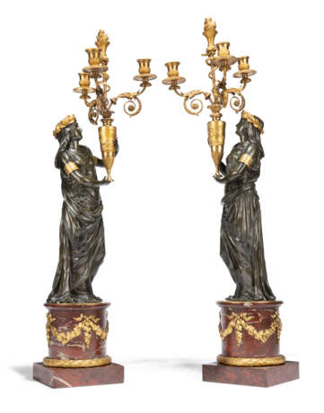 A PAIR OF LARGE FRENCH ORMOLU, PATINATED-BRONZE AND ROUGE GRIOTTE MARBLE THREE-LIGHT CANDELABRA - Foto 2