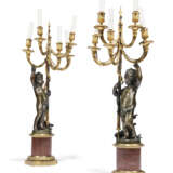 A PAIR OF LARGE FRENCH ORMOLU, PATINATED-BRONZE AND ROUGE GRIOTTE MARBLE FIVE-LIGHT CANDELABRA - Foto 1