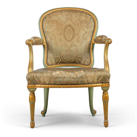 A SET OF FOUR GEORGE III GREEN-PAINTED AND PARCEL-GILT OPEN ARMCHAIRS - Foto 2