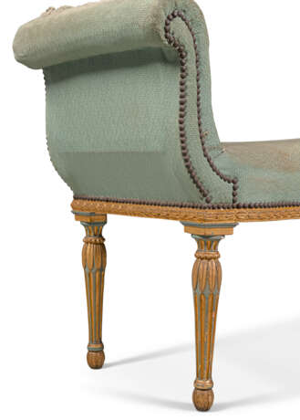 A PAIR OF GEORGE III GREEN-PAINTED AND PARCEL-GILT CONVERSATION STOOLS - Foto 3