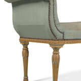 A PAIR OF GEORGE III GREEN-PAINTED AND PARCEL-GILT CONVERSATION STOOLS - Foto 3