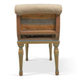 A PAIR OF GEORGE III GREEN-PAINTED AND PARCEL-GILT CONVERSATION STOOLS - Foto 7