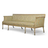 A GEORGE III WHITE-PAINTED AND PARCEL-GILT SOFA - Foto 2