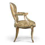 A PAIR OF GEORGE III WHITE-PAINTED AND PARCEL-GILT OPEN ARMCHAIRS - Foto 4