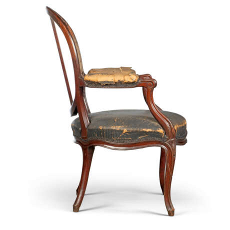 A GEORGE III MAHOGANY OPEN ARMCHAIR - Foto 3