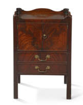 A GEORGE III MAHOGANY BEDSIDE COMMODE