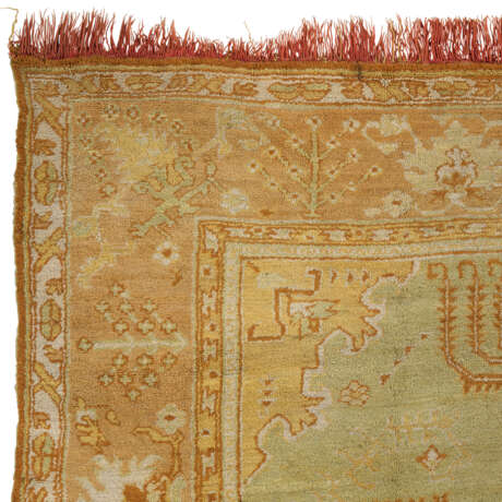 AN USHAK CARPET - Foto 3