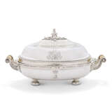 A SET OF FIVE GEORGE III DISH COVERS AND TWO ENTREE-DISHES, COVERS AND STANDS - Foto 3