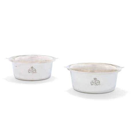 A PAIR OF WILLIAM IV SILVER SOUFFLE DISHES AND LINERS - Foto 2