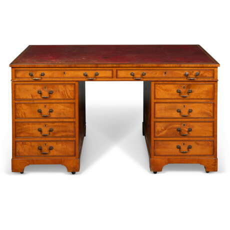 A ROYAL GEORGE V SATINWOOD PEDESTAL DESK - фото 1