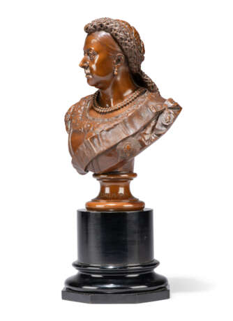 A VICTORIAN PATINATED-BRONZE BUST OF QUEEN VICTORIA - photo 2