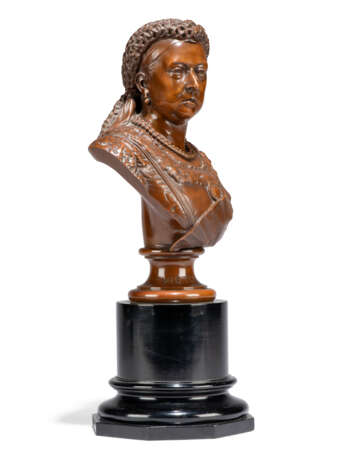 A VICTORIAN PATINATED-BRONZE BUST OF QUEEN VICTORIA - photo 3