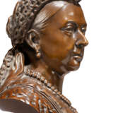 A VICTORIAN PATINATED-BRONZE BUST OF QUEEN VICTORIA - photo 4