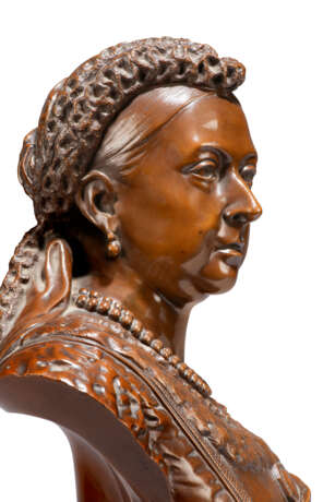 A VICTORIAN PATINATED-BRONZE BUST OF QUEEN VICTORIA - photo 4