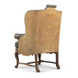 A GEORGE I WALNUT WING ARMCHAIR - Foto 5