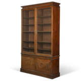 A GEORGE II MAHOGANY BOOKCASE - photo 2