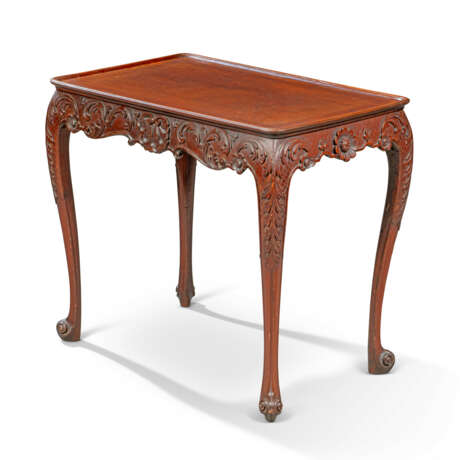 AN IRISH GEORGE II MAHOGANY CENTRE TABLE - photo 2