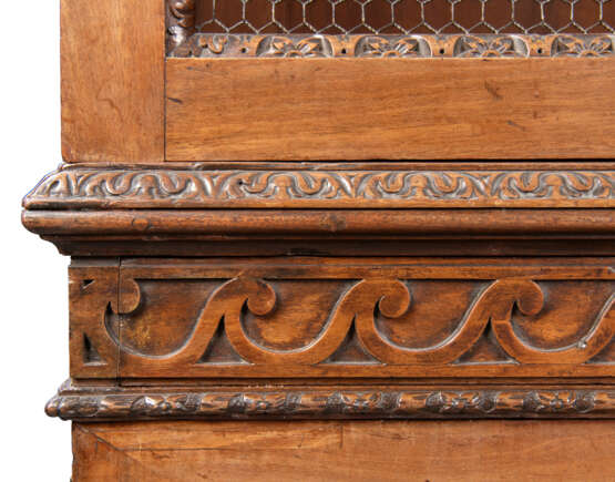 A GEORGE II MAHOGANY BOOKCASE - photo 5