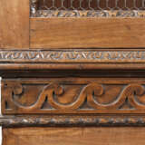 A GEORGE II MAHOGANY BOOKCASE - photo 5