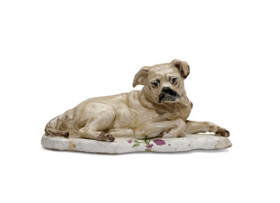 A CHELSEA PORCELAIN MODEL OF HOGARTH’S DOG ‘TRUMP’ - Foto 1