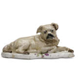 A CHELSEA PORCELAIN MODEL OF HOGARTH’S DOG ‘TRUMP’ - Foto 1