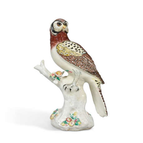 A CHELSEA PORCELAIN MODEL OF A LITTLE HAWK OWL - Foto 2