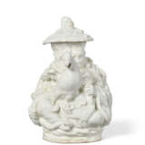 A CHELSEA WHITE PORCELAIN FIGURAL TEAPOT AND COVER - Foto 4