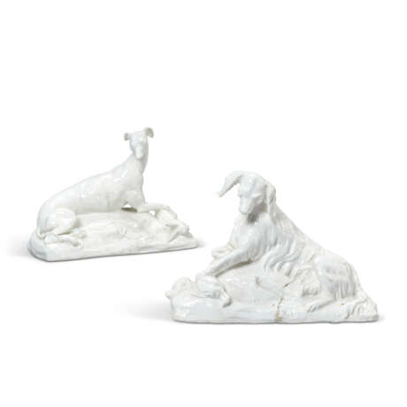 A PAIR OF CHELSEA WHITE PORCELAIN MODELS OF HUNTING HOUNDS - Foto 1