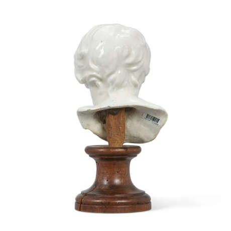 A CHELSEA WHITE PORCELAIN BUST OF A YOUNG BOY - Foto 4