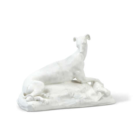 A PAIR OF CHELSEA WHITE PORCELAIN MODELS OF HUNTING HOUNDS - Foto 3