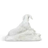 A PAIR OF CHELSEA WHITE PORCELAIN MODELS OF HUNTING HOUNDS - Foto 4