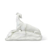 A PAIR OF CHELSEA WHITE PORCELAIN MODELS OF HUNTING HOUNDS - Foto 5