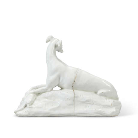 A PAIR OF CHELSEA WHITE PORCELAIN MODELS OF HUNTING HOUNDS - фото 5