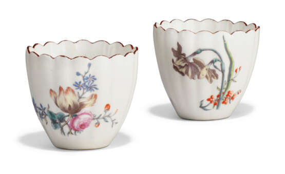 A PAIR OF CHELSEA PORCELAIN FLUTED BEAKERS - фото 1