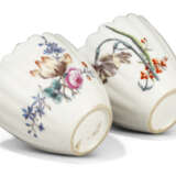 A PAIR OF CHELSEA PORCELAIN FLUTED BEAKERS - фото 2