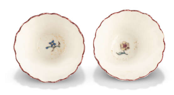 A PAIR OF CHELSEA PORCELAIN FLUTED BEAKERS - фото 3