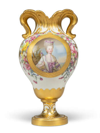 A SEVRES (HARD PASTE) PORCELAIN ROYAL PORTRAIT VASE A OREILLES (3EME GRANDEUR) - photo 1