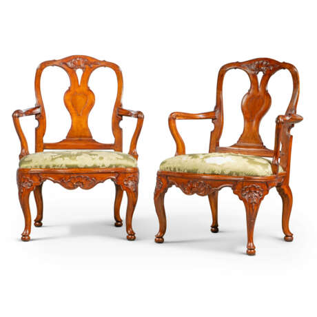 A PAIR OF PORTUGUESE CARVED WALNUT ARMCHAIRS - Foto 1