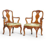 A PAIR OF PORTUGUESE CARVED WALNUT ARMCHAIRS - Foto 2